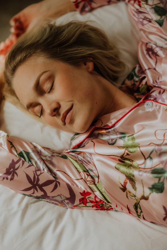 Satijnen pyjama: dé oplossing voor een gevoelige huid tijdens het slapen - Kimomi