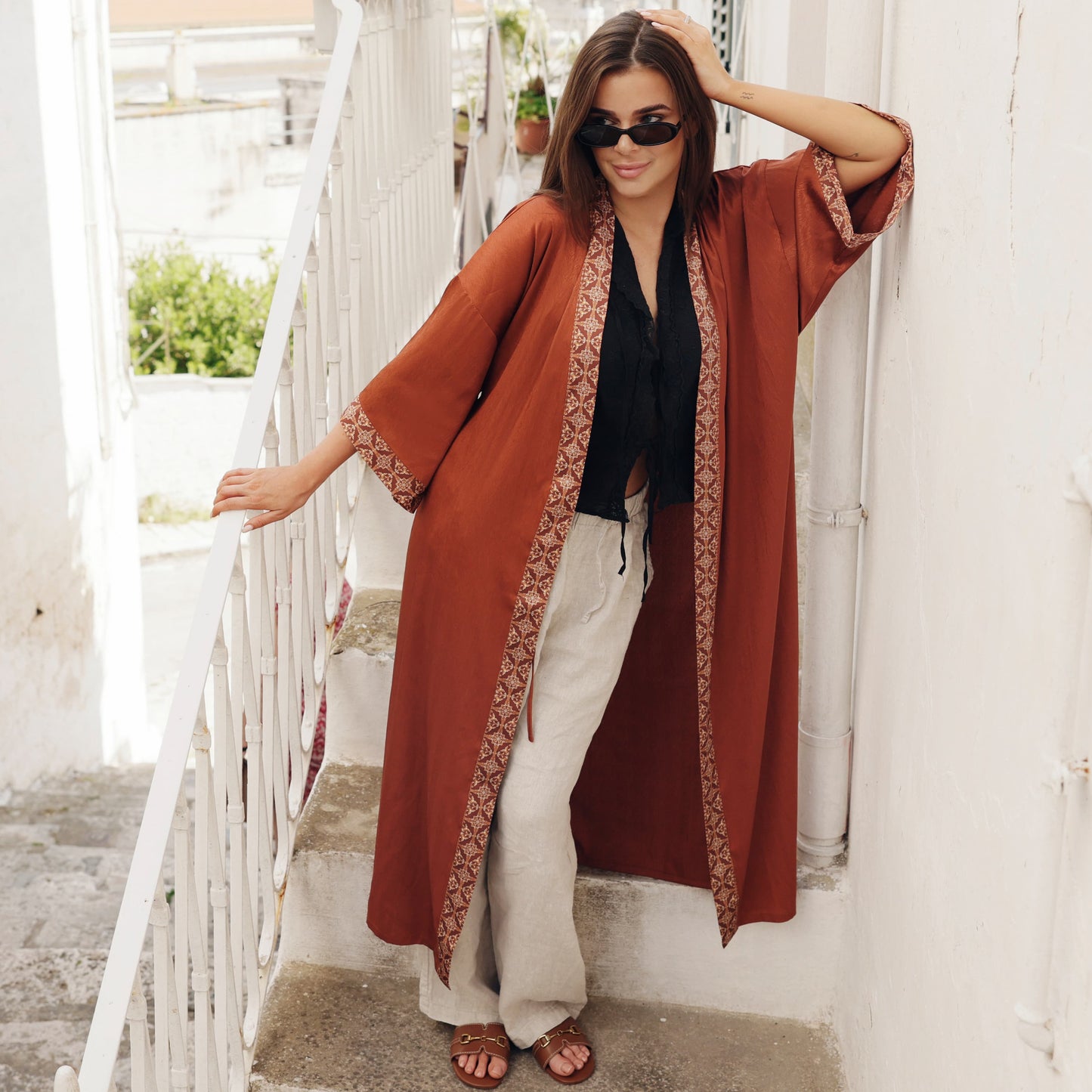 Vrouw in italiaans stadje in bruine satijnen kimono