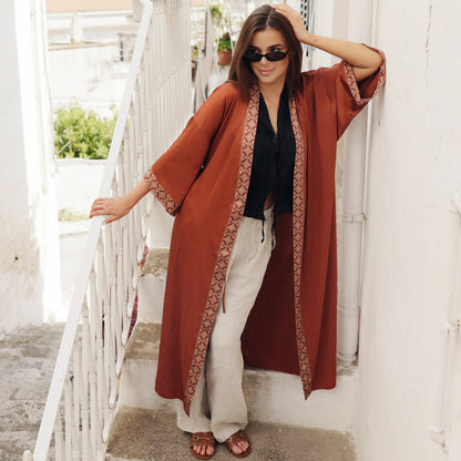 Vrouw in italiaans stadje in bruine satijnen kimono