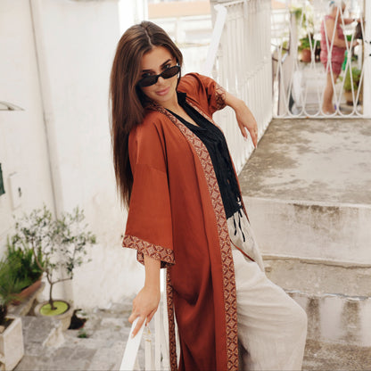 Vrouw in italiaans stadje in bruine satijnen kimono